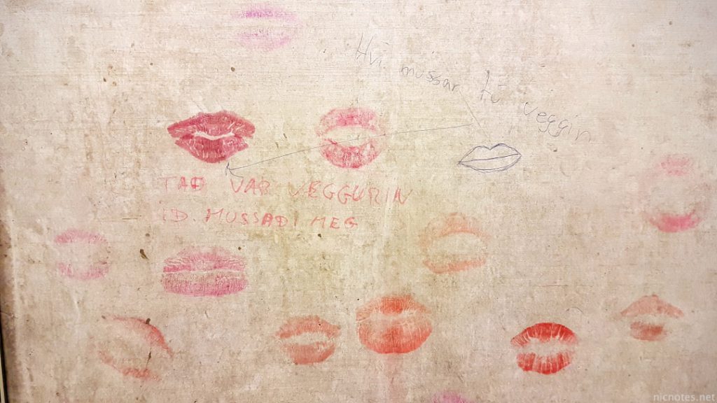 Translation: "Why did you kiss the wall?" - "The wall kissed me first."